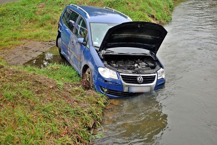 Volkswagenem wjechała do kanału z wodą
