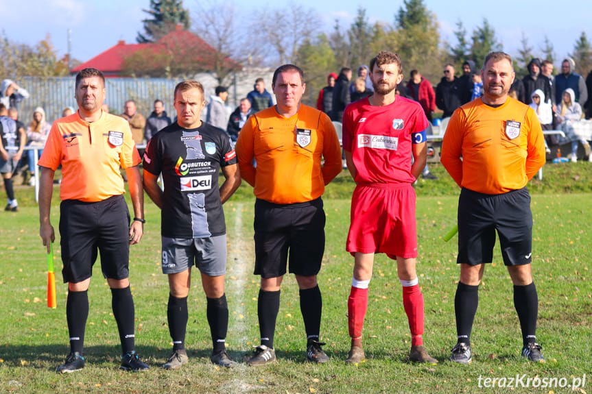 Sędziowali (od lewej) Paweł Guzik, Sławomir Kielar, Krzysztof Wojnar; na zdjęciu z kapitanami drużyn - Dariuszem Dziadoszem i Tomaszem Wilkiem