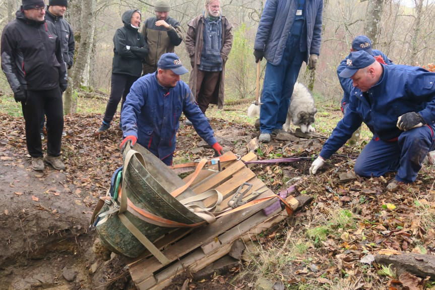 Dzwon z Maniowa wydobyty