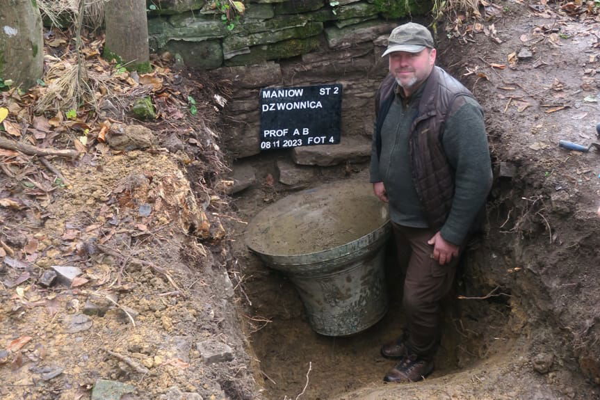 Dzwon z Maniowa wydobyty