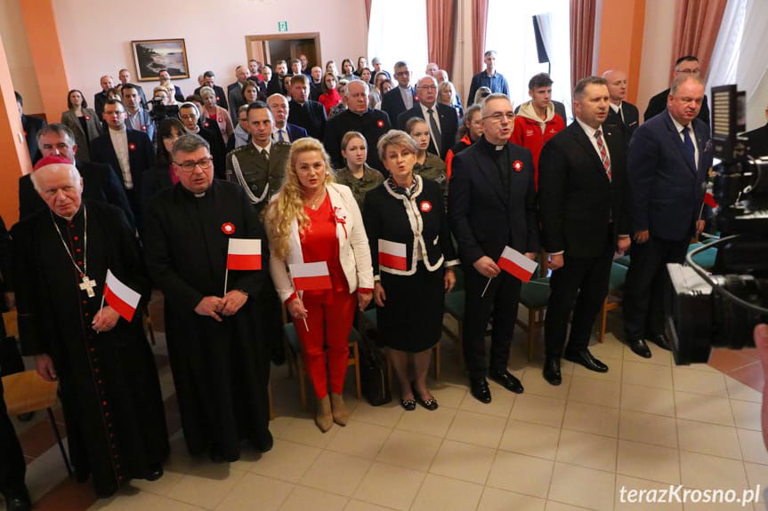 śpiewanie hymnu w Miejscu Piastowym