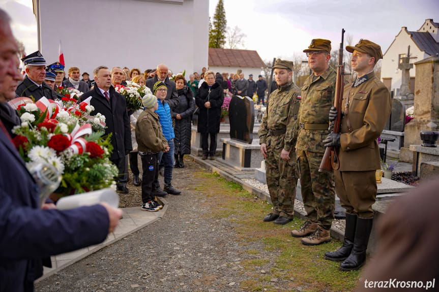 Delegacje na cmentarzu w Zręcinie