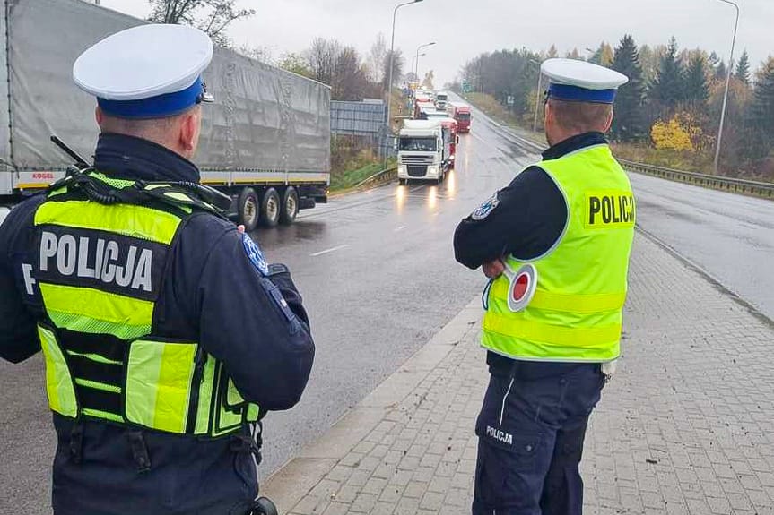 Policjanci dbają o bezpieczeństwo w związku z protestem 
