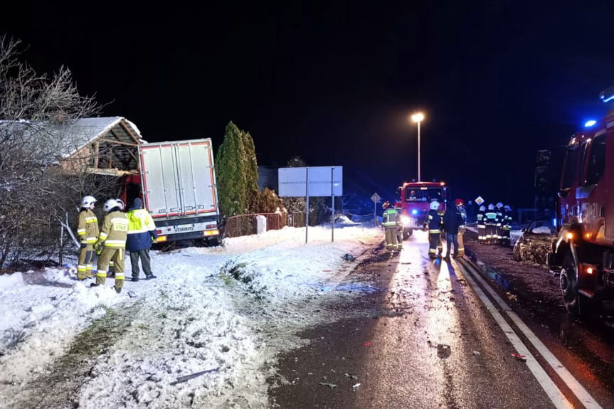 Wypadek w Zaleszanach, tir uderzył w dom
