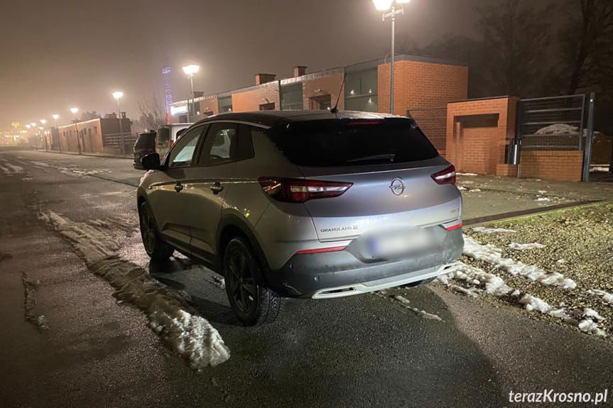 uszkodzony opel po kolizji w Krośnie