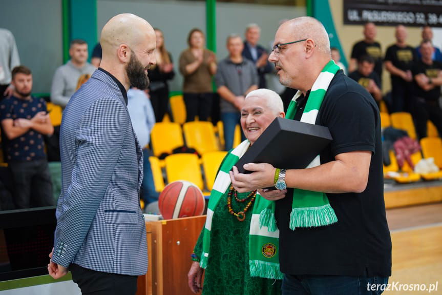 Dariusz Oczkowicz i przedstawiciele klubu kibica