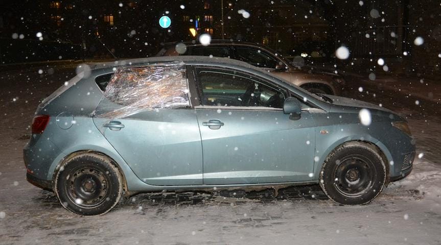 Wsiadł do cudzego samochodu i wybił szybę