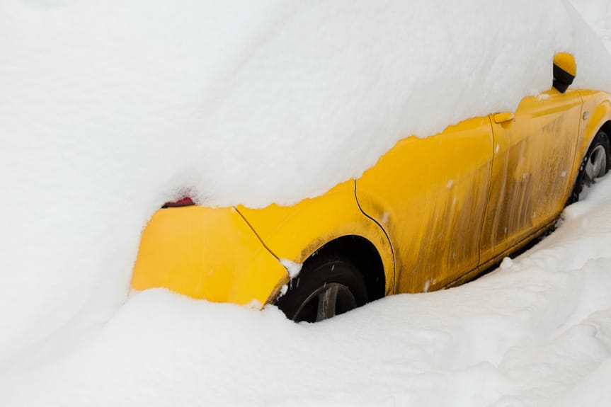 Fiat w zaspie. W środku dwóch pijanych mężczyzn