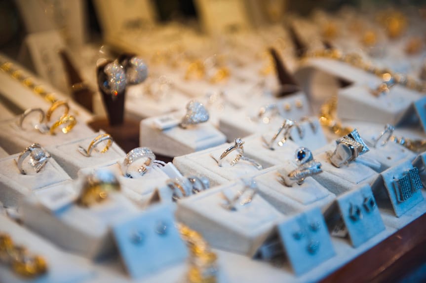 Mieszkaniec Błażkowej ukradł biżuterię ze sklepu jubilerskiego