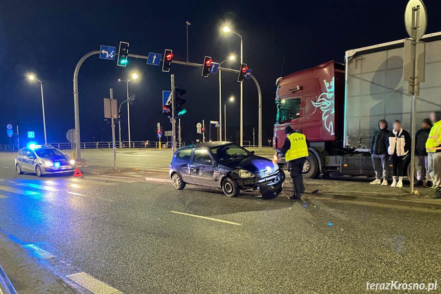 Uszkodozne renault po kolizji w Krośnie