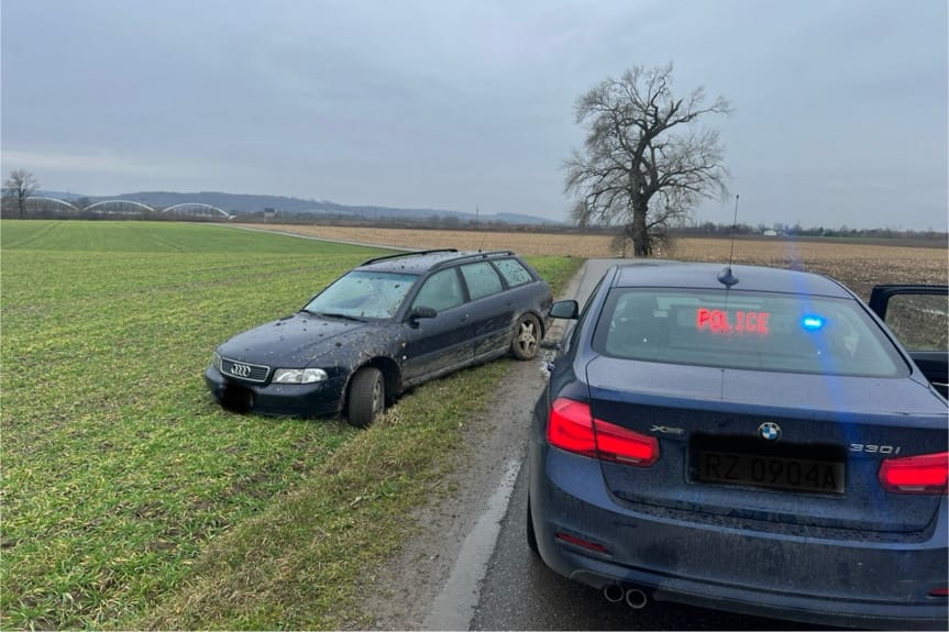 Audi w rowie. Za kierownicą pijany 39-latek