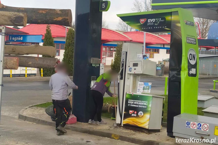 dystrybutor na stacji paliw