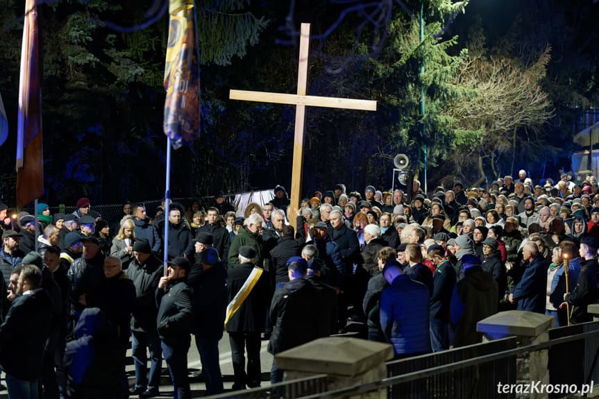 Wierni podczas drogi krzyżowej w Krośnie