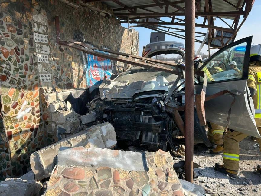 50-latek wjechał w wiatę przystankową