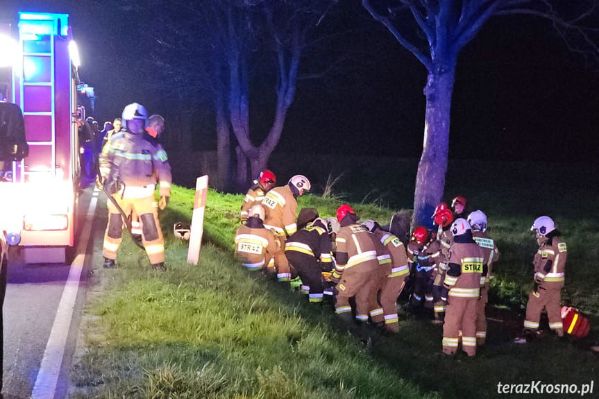 Wypadek na drodze wojewódzkiej 990 w Ustrobnej