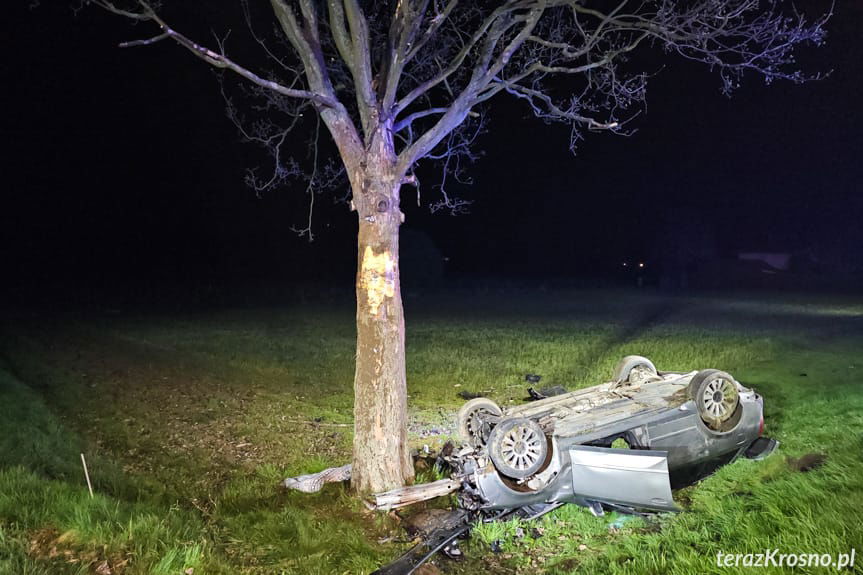 Wypadek na drodze wojewódzkiej 990 w Ustrobnej