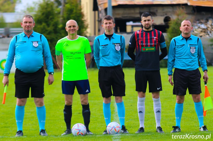 Sędziowali (od lewej): Bartosz Belczyk, Krzysztof Belczyk, Radosław Kuszaj; na zdjęciu z kapitanami drużyn - Łukaszem Pulnarem i Piotrem Świdrem