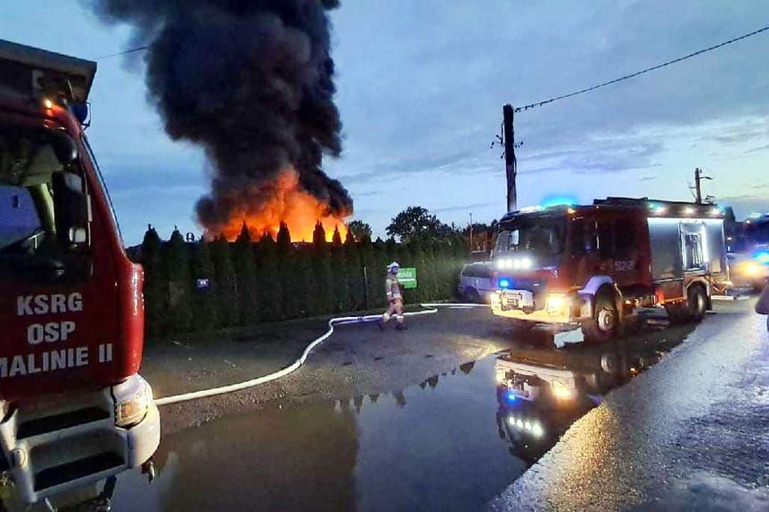 Pożar wraków aut w Maliniu