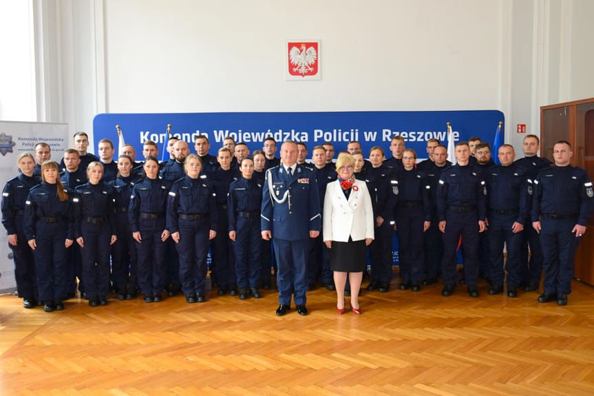 nowo przyjęci policjanci