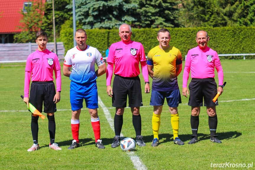 Jakub Pigoń, Mirosław Guzik, Ryszard Pękala; na zdjęciu z kapitanami drużyn - Wiktorem Wieczorkiem i Łukaszem Józefczykiem