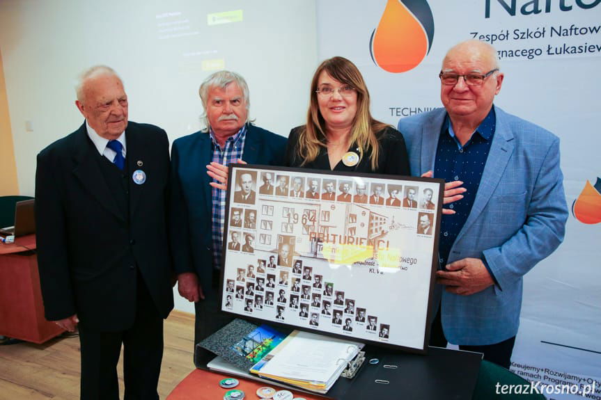 Pamiątkowe zdjęcie dyrektor Naftówki z abiturientami
