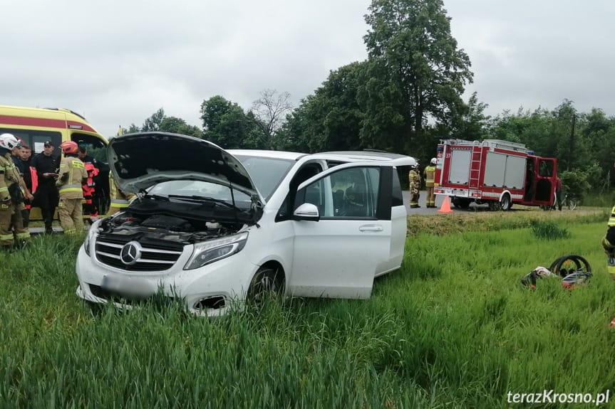 Bus zatrzymał się w polu