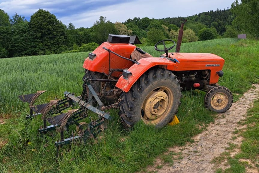 44-latek zginął pod kołami ciągnika