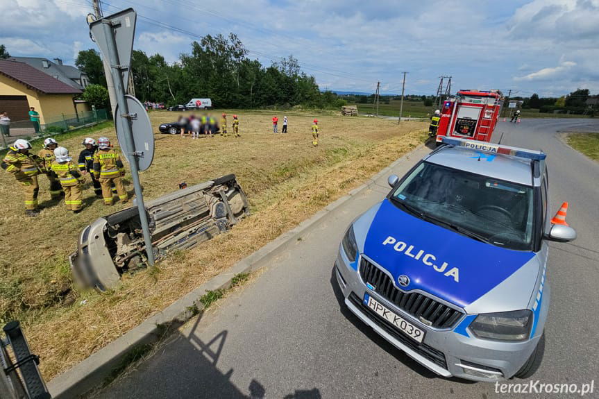 Kolizja w Chorkówce. Fiat punto w rowie