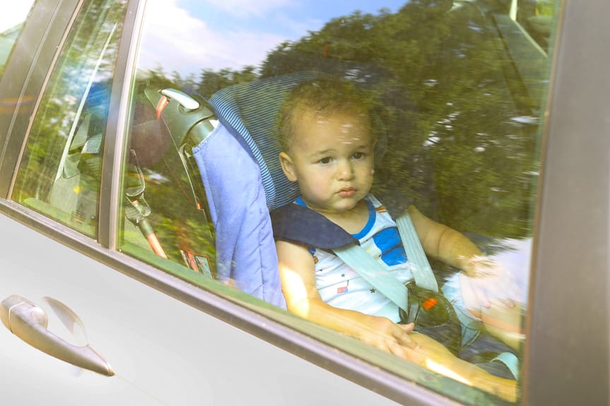 Policjanci uratowali 3-latka z rozgrzanego samochodu