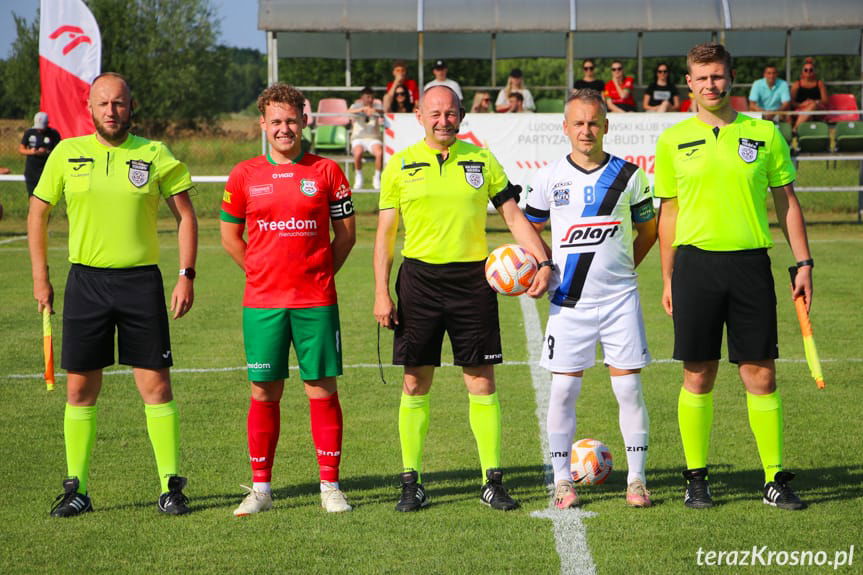 Sędziowali (od lewej): Mateusz Gumienny, Rafał Krężałek, Szymon Śnieżek; na zdjęciu z kapitanami drużyn - Jakubem Stodolakiem i Krystianem Gębarowskim