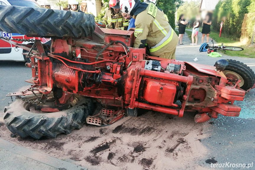 Wypadek w Haczowie, zderzenie osobówki z ciągnikiem rolniczym