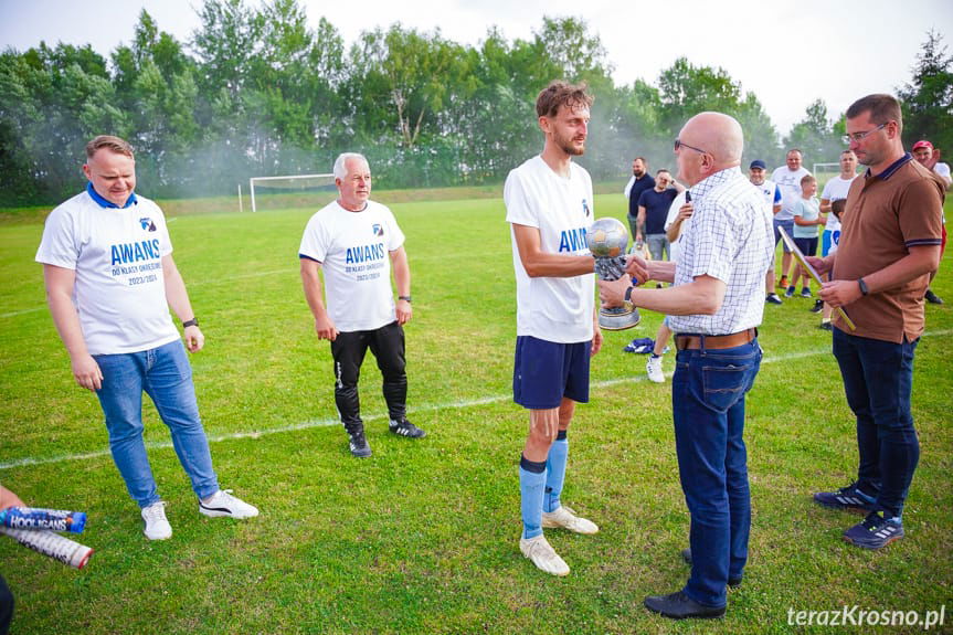 Wiktor Skwara przekazuje puchar dla LKS Głowienka