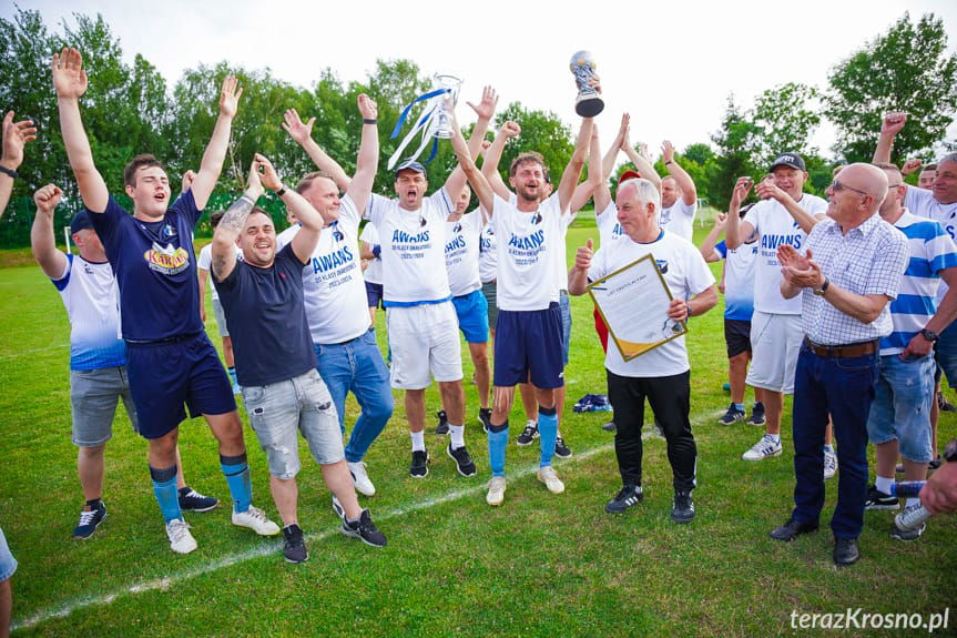 Radość zawodników i kibiców LKS Głowienka