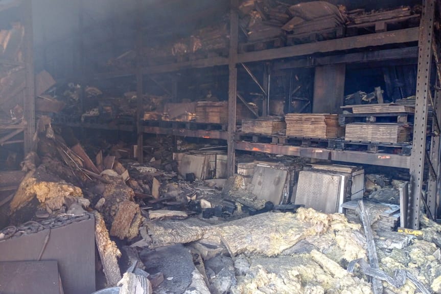 Merkury Market w Krośnie. Akcja dogaszania może potrwać jeszcze kilka godzin [ZDJĘCIA]