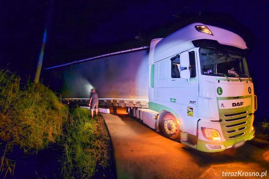 Zakręt, który nie wybacza błędów. Kolejna ciężarówka w rowie
