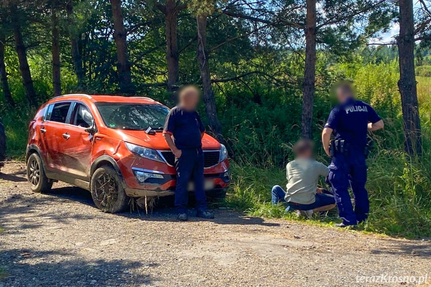 Kia w rowie i trzej pijani mężczyźni