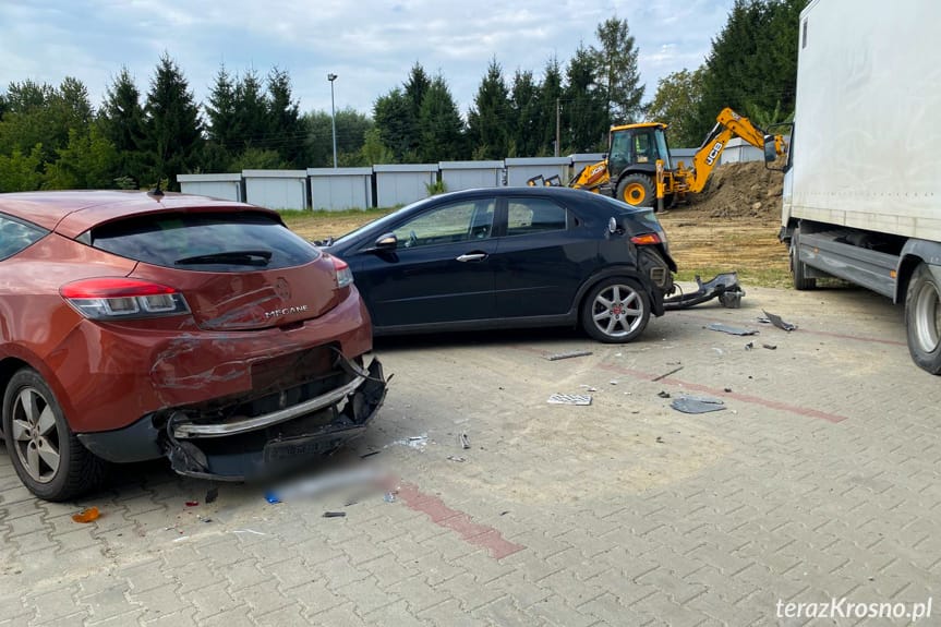 Parkingowy karambol w Krośnie. Ciężarówka uderzyła w trzy osobówki