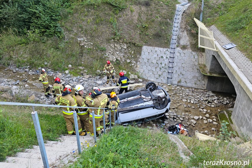 Jazdę zakończył na dachu w potoku