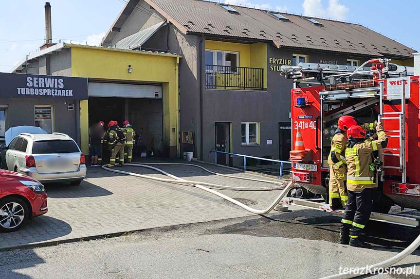 Pożar butli z acetylenem w warsztacie samochodowym