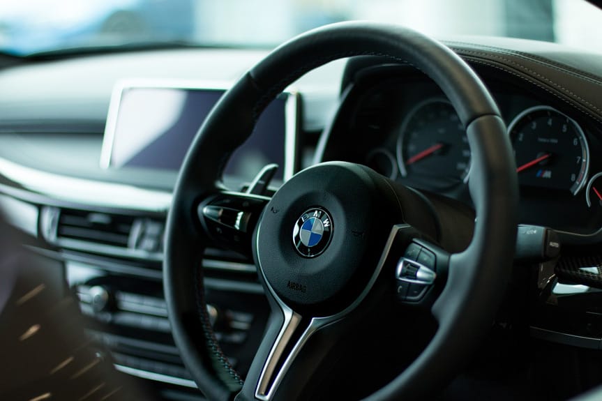 Nocny dramat w Głogowie Małopolskim: BMW rozbiło się o ogrodzenie