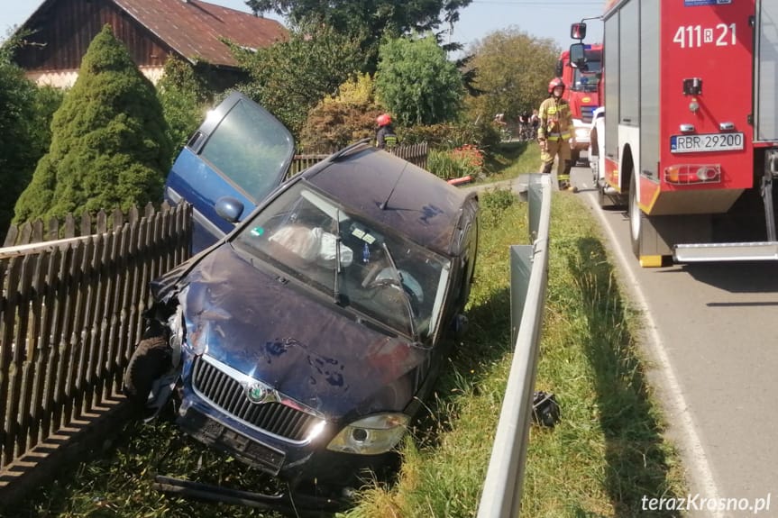 Zjechał z drogi i uderzył w ogrodzenie