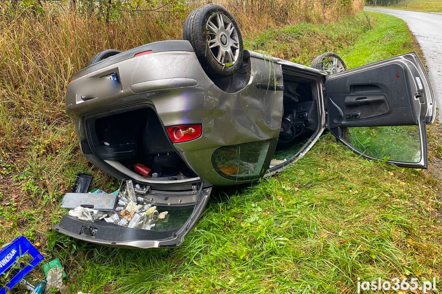 Wola Dębowiecka. Dachowanie samochodu