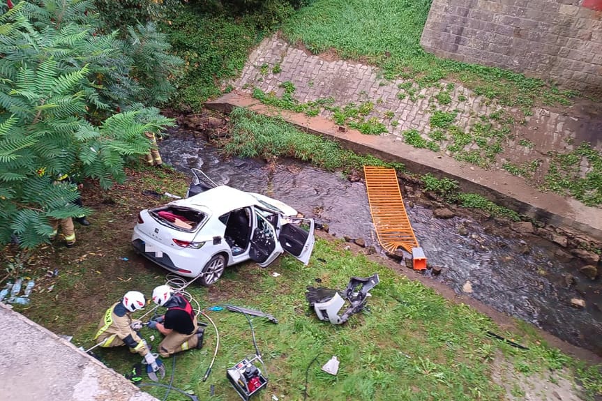Seat przebił bariery ochronne i spadł do koryta  rzeki, kierowca zginął
