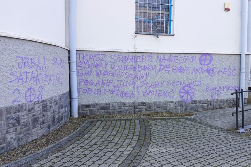 Sanktuarium w Tarnowcu pokryte wulgaryzmami - krzyże celtyckie i napisy szokują