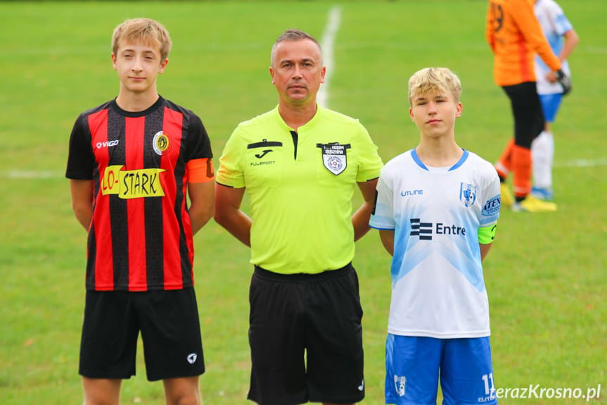 Sędziował Wojciech Biały; na zdjęciu z kapitanami drużyn - Maksymilianem Mazurem i Jakubem Prokopikiem