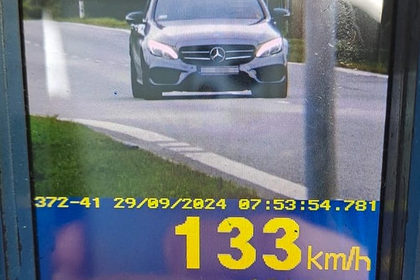 133 km/h na liczniku. Kosztowna przejażdżka kierowcy mercedesa