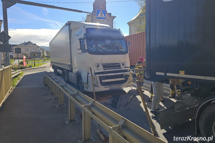 Zderzenie dwóch samochodów ciężarowych w Dukli