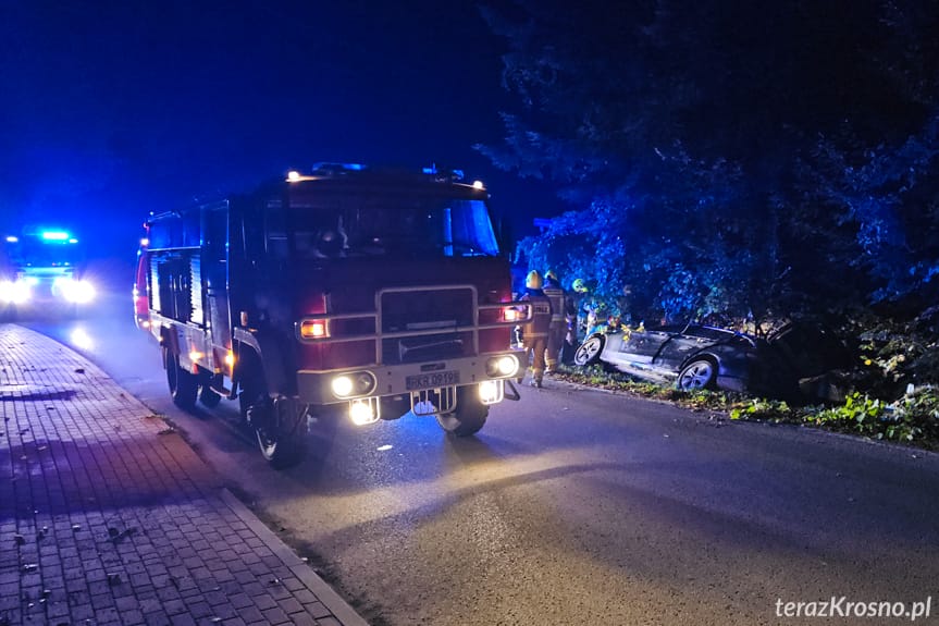 Dobieszyn. Mercedes rozbity na przepuście