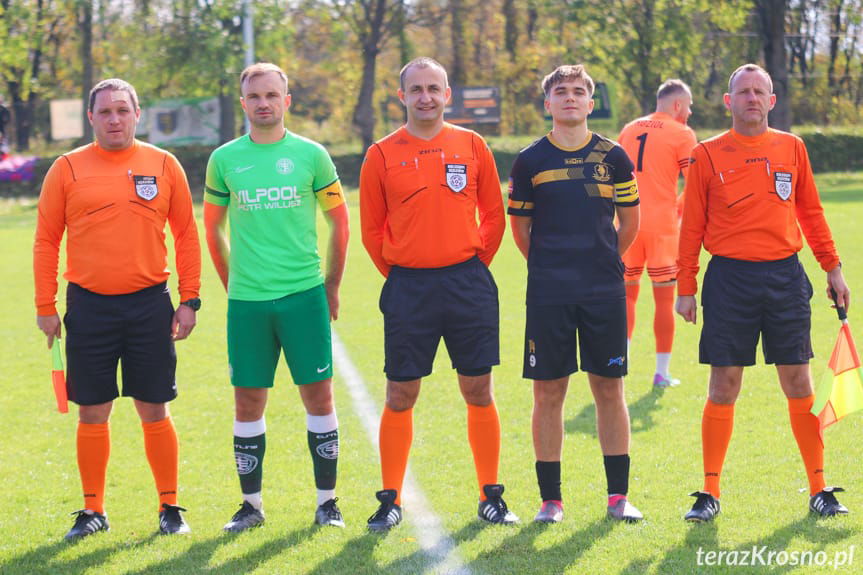 Sędziowali (od lewej): Sławomir Kielar, Sławomir Kiełtyka, Radosław Kuszaj; na zdjęciu z kapitanami drużyn - Bartoszem Lenartem i Wiktorem Sieradzkim