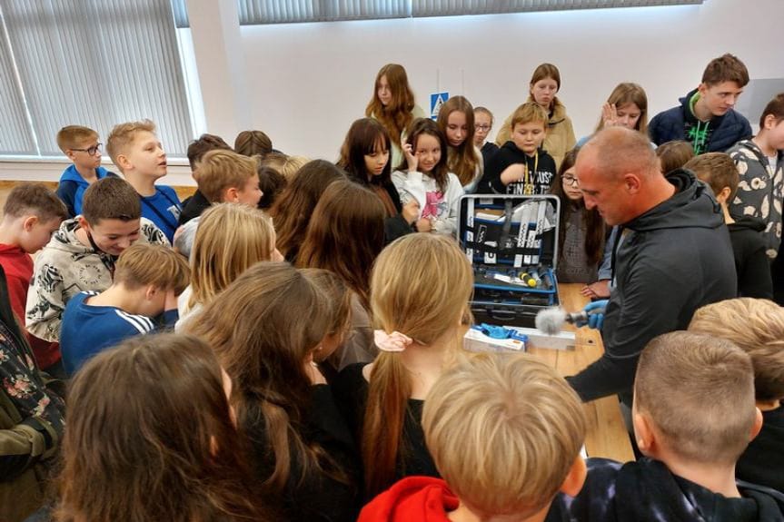 Uczniowie z Krosna poznają pracę policji od środka